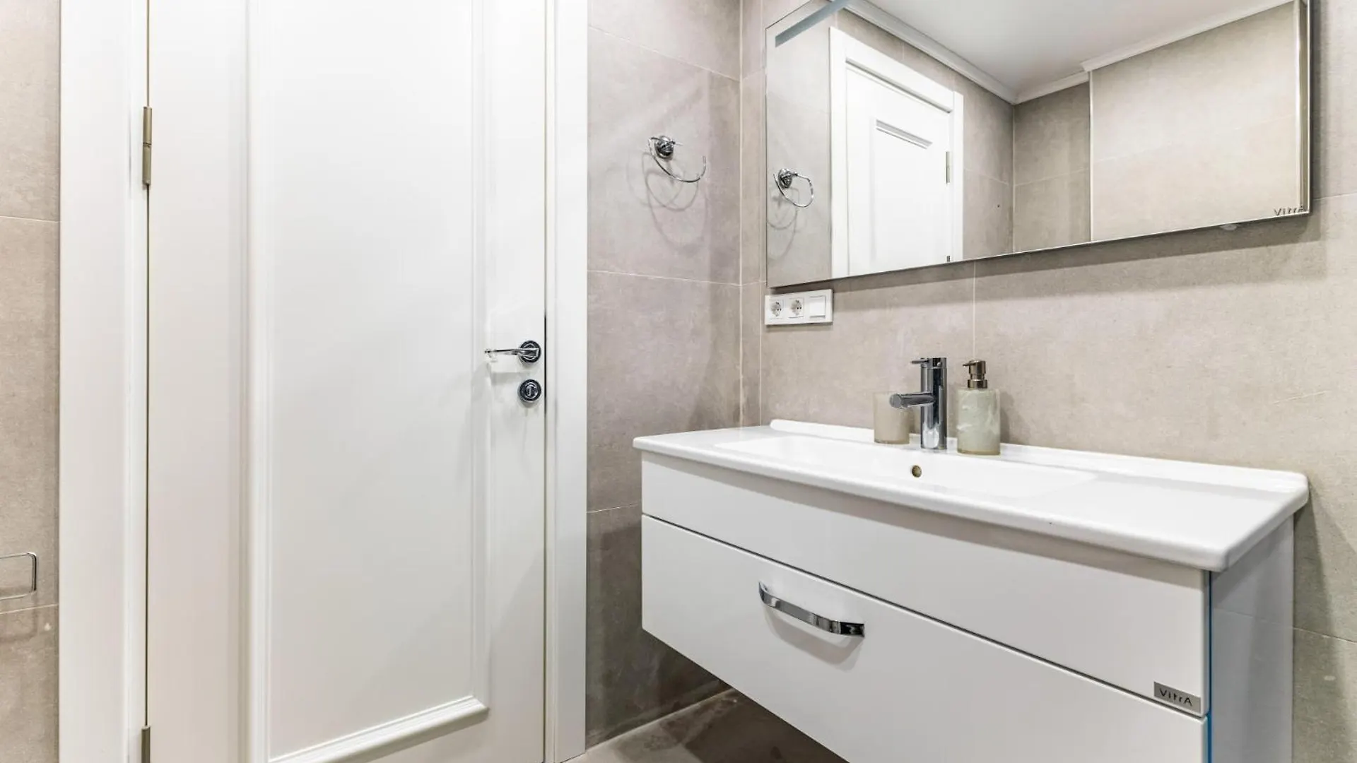 Chic Flat 5 Min To Moda Pier Istanbul 0*,  Turkey